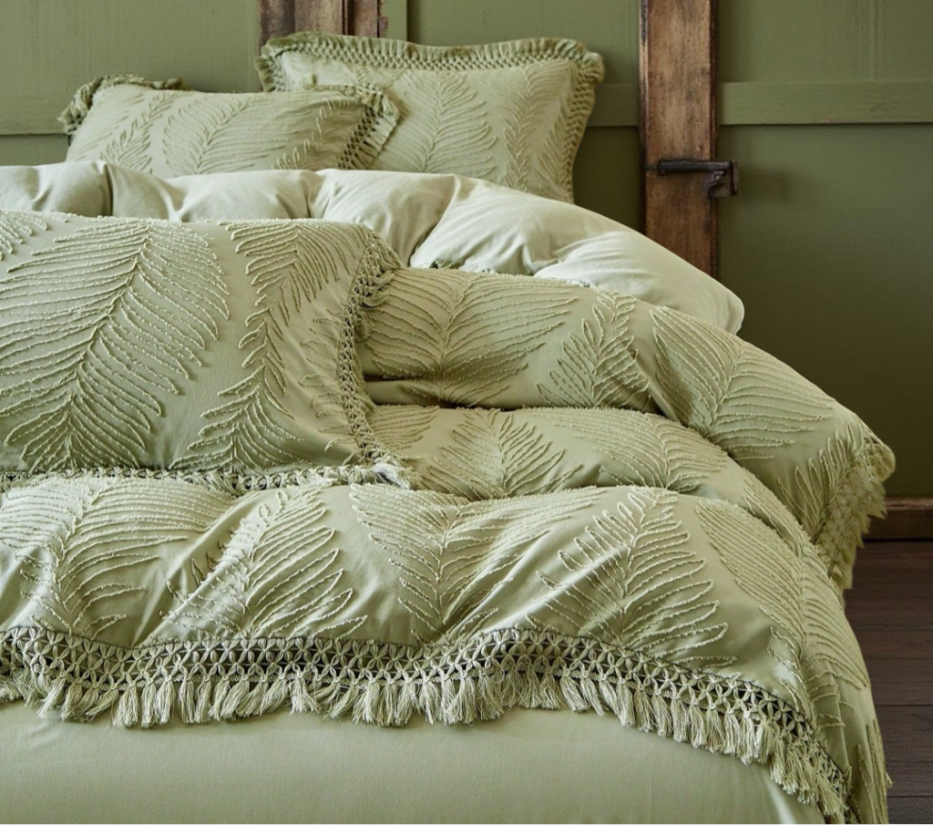 2/3PCS Green Leaves Pattern Tufted Textured Polyester Duvet Cover Set With Tassels, Boho Shabby Chic Bedding Set For All Seasons Use, Modern Bohemia Style, Soft& Breathable, Machine Washable (1 Duvet Cover+ 1/2 Pillowcases, No Filler)